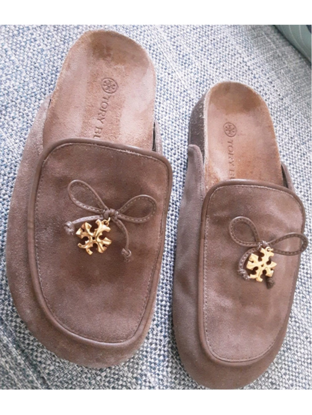 TORY BURCH River Rock Taupe Suede Mules Gold T Charm Bow Cork Insole Sz 5.5 Mint - Picture 4 of 14